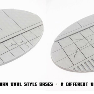 Puede incluir: Dos bases ovaladas grises de estilo urbano con superficies texturizadas y detalles agrietados. Cada base mide 170 mm x 105 mm. Las bases presentan diferentes diseños de baldosas y paneles. El texto de la imagen dice "170MM X 105MM URBAN OVAL STYLE BASES - 2 DIFFERENT OPTIONS".