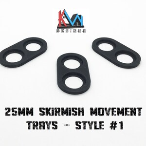 K&ouml;nnte beinhalten: Drei schwarze Kunststoffschalen mit jeweils zwei L&ouml;chern. Die Schalen sind f&uuml;r 25 mm Scharm&uuml;tzelbewegungen konzipiert und mit "25MM SKIRMISH MOVEMENT TRAYS - STYLE #1" beschriftet.