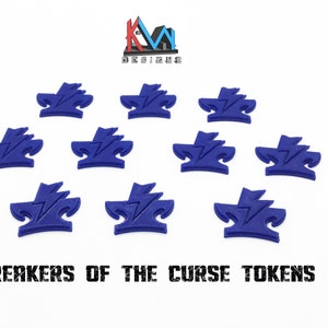 Peut inclure: Dix jetons en plastique bleu avec un motif d'éclair. Les jetons sont en forme d'enclume stylisée avec un éclair sur le dessus. Les jetons sont étiquetés "Breakers of the Curse Tokens".
