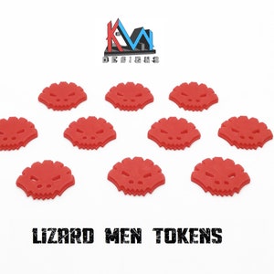 Peut inclure: Dix jetons Lizard Men rouges sur fond blanc. Chaque jeton présente un visage de lézard stylisé. Les jetons sont en matériau solide et espacés uniformément. Le texte "LIZARD MEN TOKENS" est affiché en dessous. Idéal pour les jeux de société.