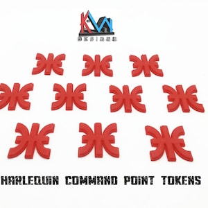 Peut inclure: Dix jetons rouges Harlequin Command Point sur fond blanc. Chaque jeton présente un design stylisé. Le logo KM Designs est en haut à gauche. Le texte "HARLEQUIN COMMAND POINT TOKENS" est en bas.