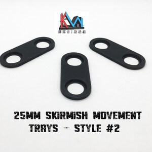 K&ouml;nnte beinhalten: Drei schwarze Kunststoffschalen mit jeweils zwei L&ouml;chern. Die Schalen sind f&uuml;r 25 mm Scharm&uuml;tzelbewegungen konzipiert und mit "25MM SKIRMISH MOVEMENT TRAYS - STYLE #2" beschriftet.