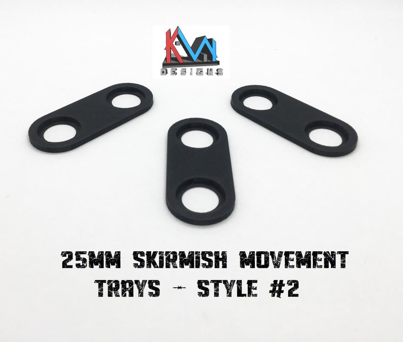 K&ouml;nnte beinhalten: Drei schwarze Kunststoffschalen mit jeweils zwei L&ouml;chern. Die Schalen sind f&uuml;r 25 mm Scharm&uuml;tzelbewegungen konzipiert und mit "25MM SKIRMISH MOVEMENT TRAYS - STYLE #2" beschriftet.