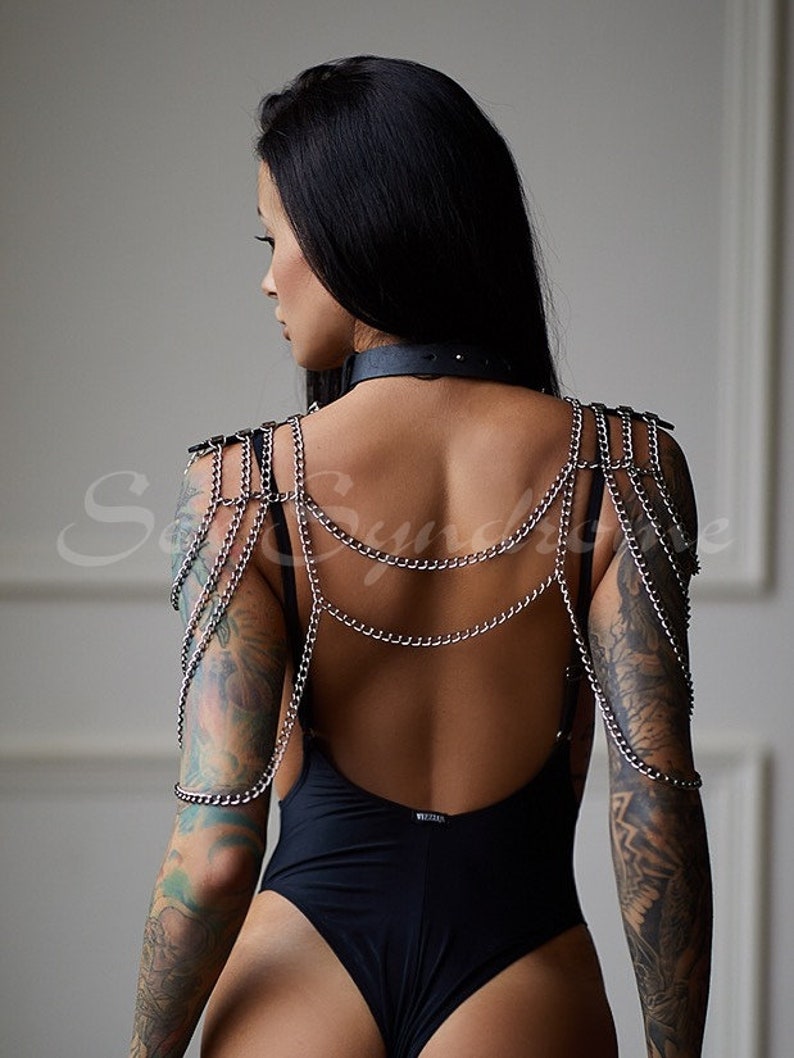 Chain harness for shoulders