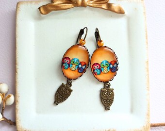 Boucles d'oreilles cabochon 18x25 mm dormeuse en alliage métalique couleur bronze, cabochon en verre jaune et orange petites chouettes