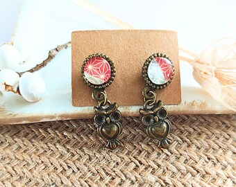 Boucles d'oreilles cabochon en verre gris et rouge au motif géométrique blanc. Breloque chouette. Support couleur bronze