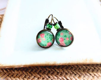 Boucles d'oreilles cabochon 12mm dormeuse en alliage métalique couleur bronze, cabochon  vert et fleurie rose style printanier