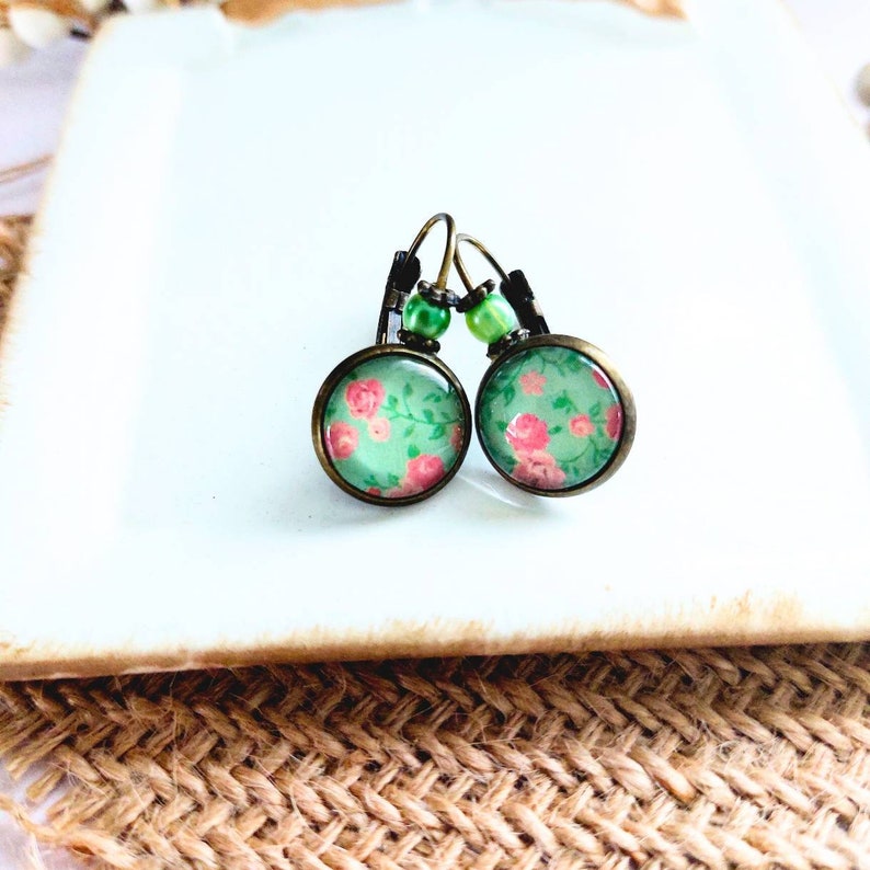 Boucles d'oreilles cabochon 12mm dormeuse en alliage métalique couleur bronze, cabochon vert et fleurie rose style printanier image 1