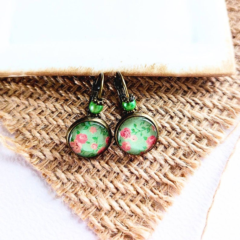 Boucles d'oreilles cabochon 12mm dormeuse en alliage métalique couleur bronze, cabochon vert et fleurie rose style printanier image 4