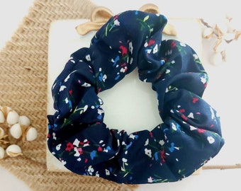 Chouchou / Scrunchie fait main bleu marine  fleuri, blanc,vert,rose pour adultes et enfants