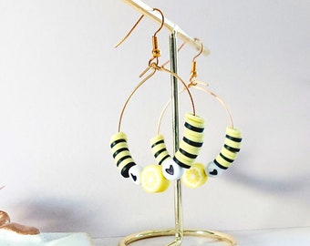 Boucles d'oreilles anneau jaune et noir. Perle en polymère citron jaune. Support métalique acier inoxydable couleur or, bijoux estivale