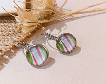 Boucles d'oreilles dormeuse en alliage métalique couleur argenté, cabochon en verre au fond blanc rayé de vert, rose style printanier