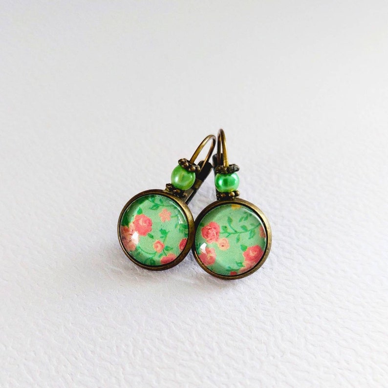 Boucles d'oreilles cabochon 12mm dormeuse en alliage métalique couleur bronze, cabochon vert et fleurie rose style printanier image 3