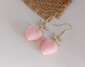 Attirez tous les regards avec nos Boucles d'oreilles pendantes en alliage métallique doré et perle cœur rose plein de douceur!