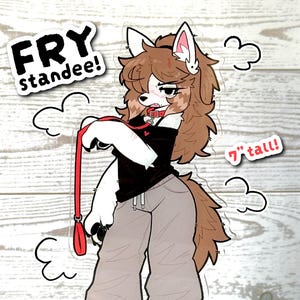 Op de afbeelding: Een 17,78 cm hoge acryl standee met een geïllustreerd antropomorf wolfkarakter met bruin haar, gekleed in een zwart shirt, rode halsband en grijze broek, met een rode riem. De tekst FRY STANDEE! en 7" tall! staat op de display afgebeeld.