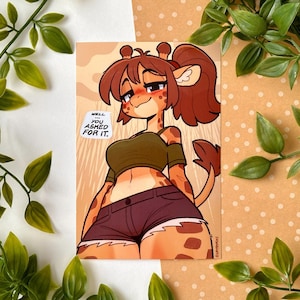 Puede incluir: Una ilustración de dibujos animados de una jirafa con cabello castaño que lleva un top corto verde y pantalones cortos de mezclilla. La jirafa está mirando al espectador y tiene un rubor en las mejillas. El texto "WELL... YOU ASKED FOR IT." está en un globo de diálogo sobre su cabeza.