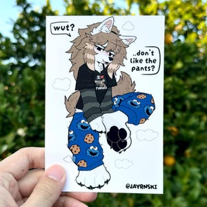 Puede incluir: Ilustraci&oacute;n de dibujos animados de un personaje peludo que lleva una camiseta negra con el texto "I ❤️ Furries" y un pantal&oacute;n de pijama azul de Monstruo de las Galletas. El personaje tiene pelaje marr&oacute;n y est&aacute; mirando hacia abajo. Globos de texto dicen "wut?" y "...don't like the pants?"