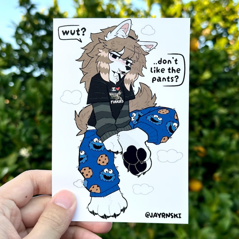 Puede incluir: Ilustraci&oacute;n de dibujos animados de un personaje peludo que lleva una camiseta negra con el texto "I ❤️ Furries" y un pantal&oacute;n de pijama azul de Monstruo de las Galletas. El personaje tiene pelaje marr&oacute;n y est&aacute; mirando hacia abajo. Globos de texto dicen "wut?" y "...don't like the pants?"