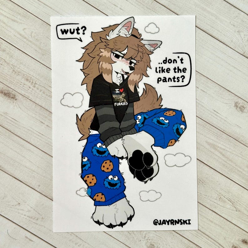 Puede incluir: Ilustraci&oacute;n de un personaje peludo que lleva una camiseta negra con el texto "I love Furries", una manga larga a rayas grises y un pantal&oacute;n de pijama azul de Monstruo de las Galletas. Las burbujas de di&aacute;logo dicen "wut?" y "...don't like the pants?" Nubes blancas en el fondo.