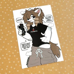 Pu&ograve; includere: Illustrazione di un personaggio peloso che tiene un telecomando. Il personaggio indossa una maglietta nera con la scritta "I ❤️ FEMBOYS" e pantaloni della tuta grigi. I fumetti dicono "wut?", "It's hot and I'm lazy mkay?!" e "cmon now! My Little Pony is on the TV!"