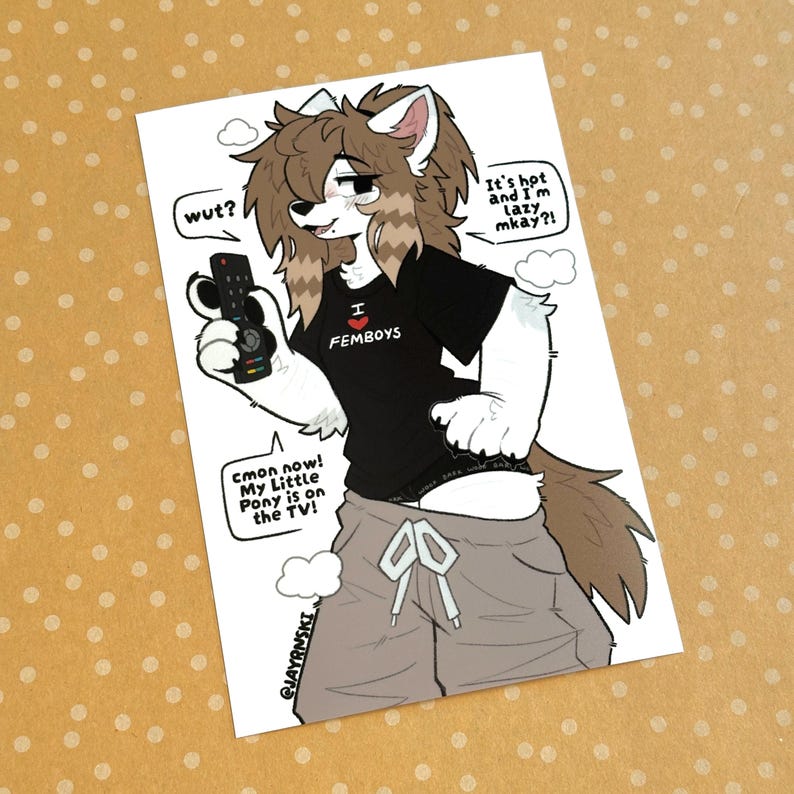 Pu&ograve; includere: Illustrazione di un personaggio peloso che tiene un telecomando. Il personaggio indossa una maglietta nera con la scritta "I ❤️ FEMBOYS" e pantaloni della tuta grigi. I fumetti dicono "wut?", "It's hot and I'm lazy mkay?!" e "cmon now! My Little Pony is on the TV!"