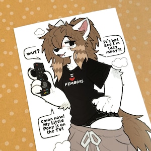 Pu&ograve; includere: Illustrazione di un personaggio peloso che tiene un telecomando. Il personaggio indossa una maglietta nera con la scritta "I ❤️ FEMBOYS". I fumetti dicono "wut?", "cmon now! My Little Pony is on the TV!" e "It's hot and I'm lazy mkay?!"