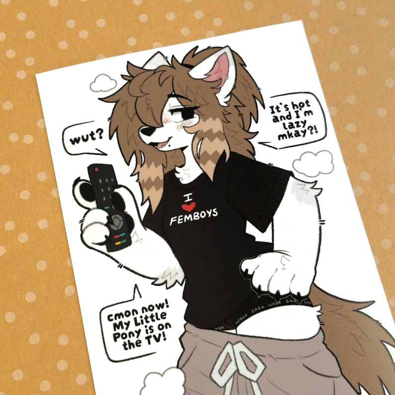 Pu&ograve; includere: Illustrazione di un personaggio peloso che tiene un telecomando. Il personaggio indossa una maglietta nera con la scritta "I ❤️ FEMBOYS". I fumetti dicono "wut?", "cmon now! My Little Pony is on the TV!" e "It's hot and I'm lazy mkay?!"