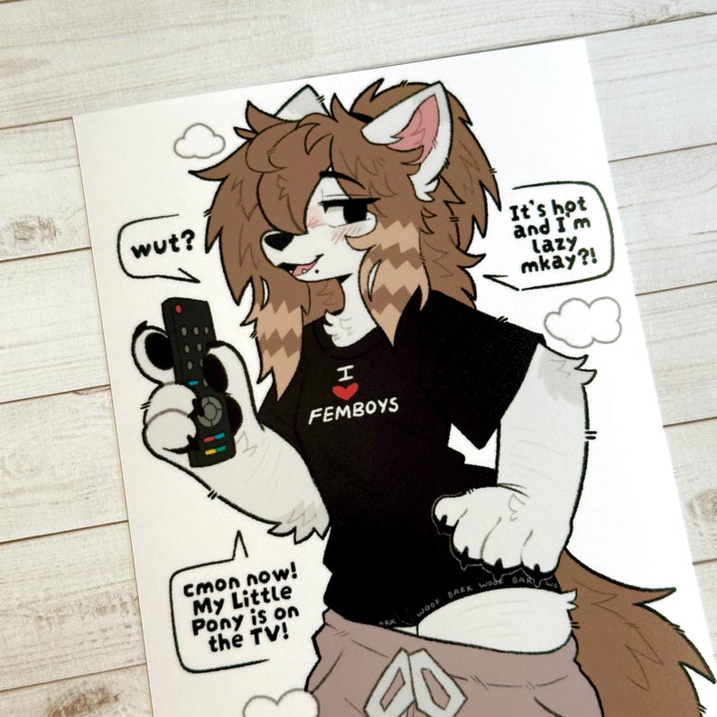Pu&ograve; includere: Illustrazione di un personaggio lupo antropomorfo che tiene un telecomando. Il personaggio indossa una maglietta nera con la scritta "I ❤️ FEMBOYS". I fumetti includono "wut?", "It's hot and I'm lazy mkay?!" e "cmon now! My Little Pony is on the TV!"
