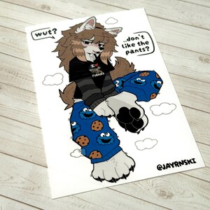 Puede incluir: Ilustraci&oacute;n de un personaje peludo con una camiseta negra con el texto "I ❤️ Furries", mangas a rayas y pantalones de pijama azules de Cookie Monster. Burbujas de di&aacute;logo que dicen "wut?" y "...don't like the pants?" Fondo blanco con nubes. Firma del artista @JAYRNSKI.