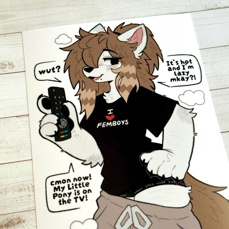 Pu&ograve; includere: Illustrazione di un personaggio peloso con pelliccia marrone e bianca, che indossa una maglietta nera con "I FEMBOYS" e tiene in mano un telecomando. I fumetti dicono "wut?", "It's hot and I'm lazy mkay?!" e "cmon now! My Little Pony is on the TV!"