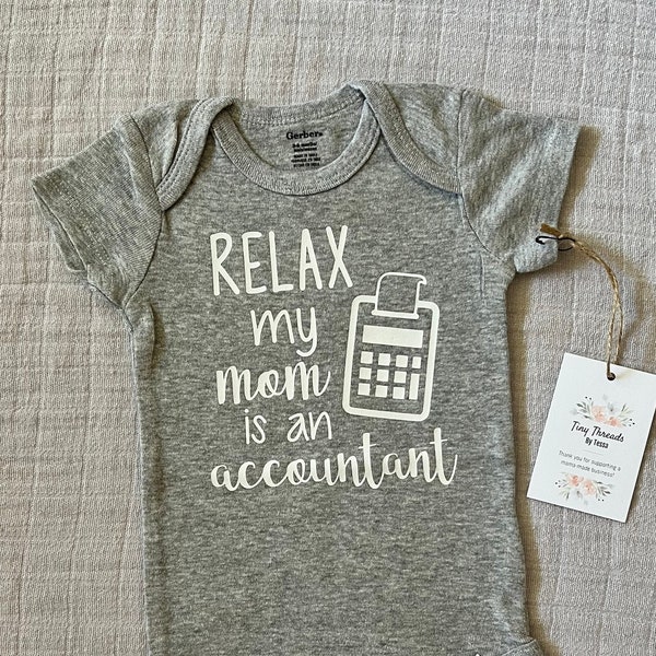 Relax my Mom ist ein Buchhalter Onesie® | BabyBodysie® | Baby Boy Onesie® | Baby Mädchen Body® | T-Shirt | Babybodys nach® Wunsch | Geschenk zur Babyparty