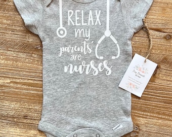 Ontspan mijn ouders zijn verpleegsters Onesie® | Baby-onesie® | Onesie® voor babyjongens | Onesie voor babymeisjes® | Baby-T-shirt | Aangepaste baby-onesie® | Nieuw babycadeau