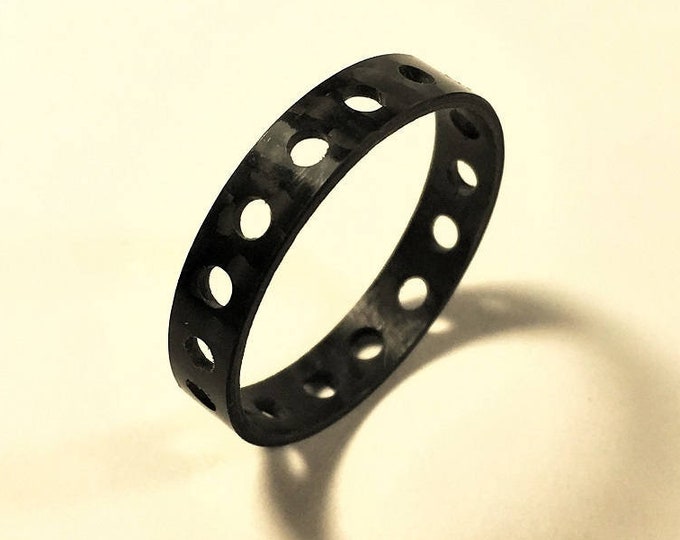 UFO OVNI Ring Carbon Fiber Jewels Black Color Plain Wave Unisex for Men Women Boy Girl Nice Gift