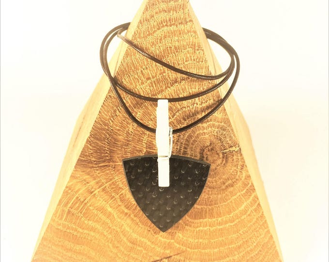 Carbon Fiber Guitar Pick Jewel Pendentif Necklace for Bass Lead Folk Guitar Banjo Mandoline Folk Bouzuki Ukulele + others