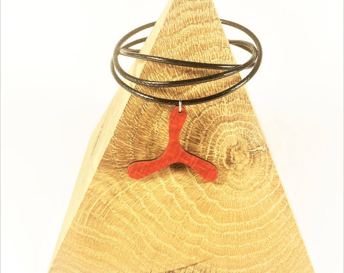 Australia Boomerang Carbon Fiber Jewels Pendentif for Men Women Kid's Unisex Red Color