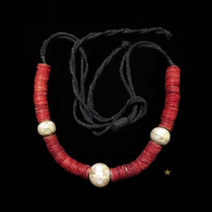 Collier ancien Indien en nacre rouge, blanc image 1