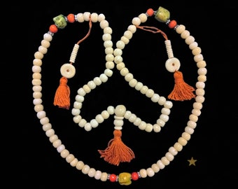 Collier mala ancien Tibétain en os de yack beige et perles orange, verte