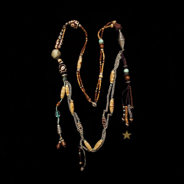 Collier long ancien du Népal, chaine en métal, perles dzi et bois