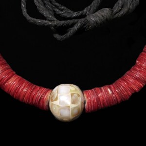 Collier ancien Indien en nacre rouge, blanc image 3