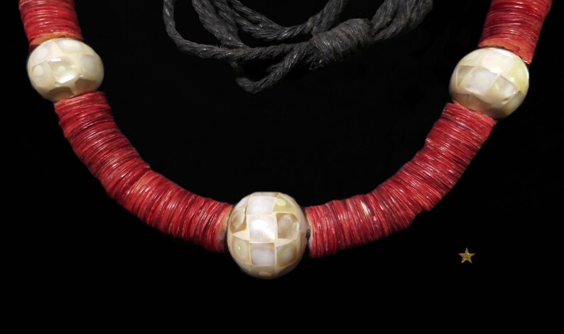 Collier ancien Indien en nacre rouge, blanc image 3