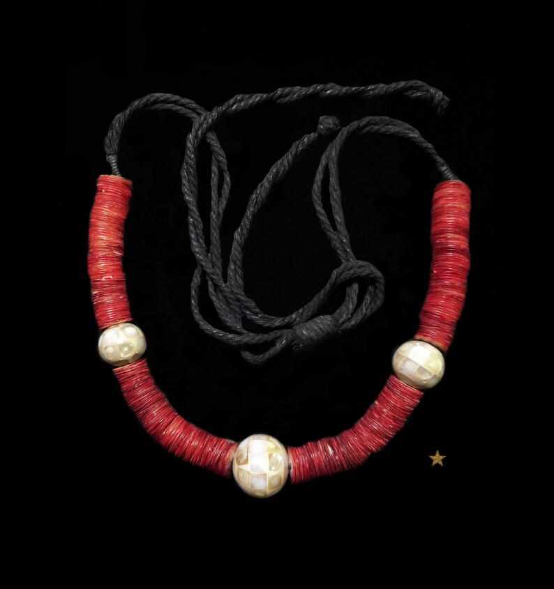 Collier ancien Indien en nacre rouge, blanc image 1