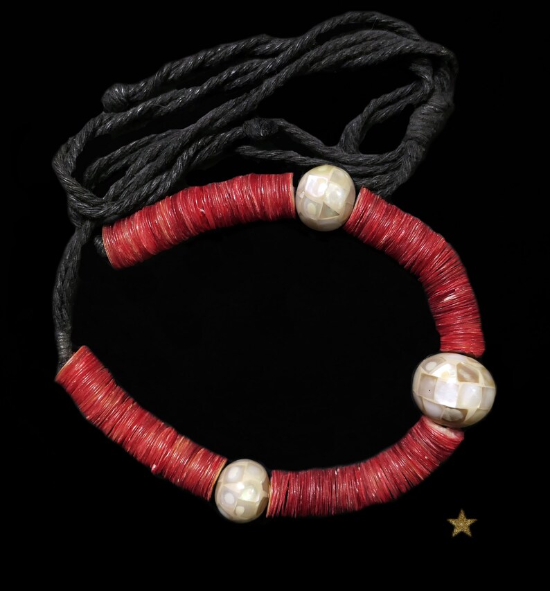 Collier ancien Indien en nacre rouge, blanc image 2