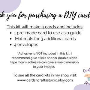 Pode incluir: Um gr&aacute;fico roxo e branco com o texto "Obrigado por comprar um kit de cart&atilde;o DIY!" Este kit far&aacute; 4 cart&otilde;es e inclui: 1 cart&atilde;o pr&eacute;-fabricado para usar como guia, materiais para 3 cart&otilde;es adicionais e 4 envelopes.  *O adesivo N&Atilde;O est&aacute; inclu&iacute;do neste kit. Recomendo cola em bast&atilde;o e/ou fita adesiva de dupla face. O adesivo de espuma pode dar alguma dimens&atilde;o &agrave;s suas imagens. Para ver todos os kits de cart&otilde;es da minha loja, visite: www.cardsncraftsstudio.etsy.com  O gr&aacute;fico tamb&eacute;m inclui um logotipo com o texto "CardsnCrafts Studio" e uma imagem estilizada de tr&ecirc;s envelopes.