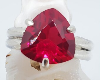 Solitär-Ring mit LC Rubin in Kissenform, Größe 7,5