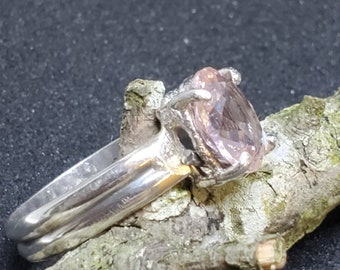 Saphir rose solitaire dans la bande argentée, taille 7