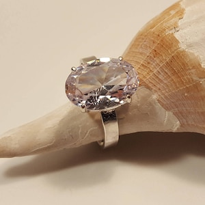 Sparkling Lab creó un anillo de solitario de zafiro transparente