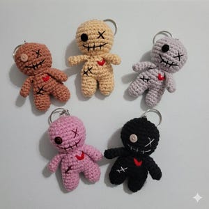 Llavero de ganchillo con muñeco vudú