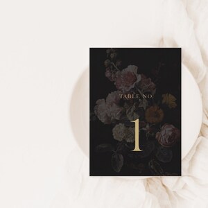 Fae | Gedrukte bruiloft tafelnummers, Fine Art Moody bloemmotief, elegante script tabelnummerkaarten, 5x7 formaat, humeurig bloemmotief
