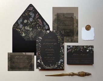 Può includere: Suite di inviti di nozze in nero e oro con dettagli floreali. L'invito presenta una ghirlanda di fiori e verde con i nomi della coppia e la data del matrimonio. La carta RSVP ha un bordo floreale e il testo "RSVP".