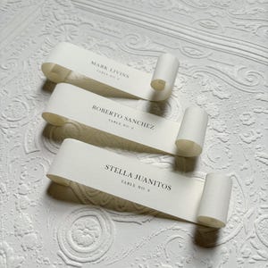 Tarjetas de nombre con pergamino caligráfico, tarjetas de nombre para bodas, tarjetas de nombre para bodas en papel con bordes desbarbados, tarjetas de nombre con pergamino en copa de champán